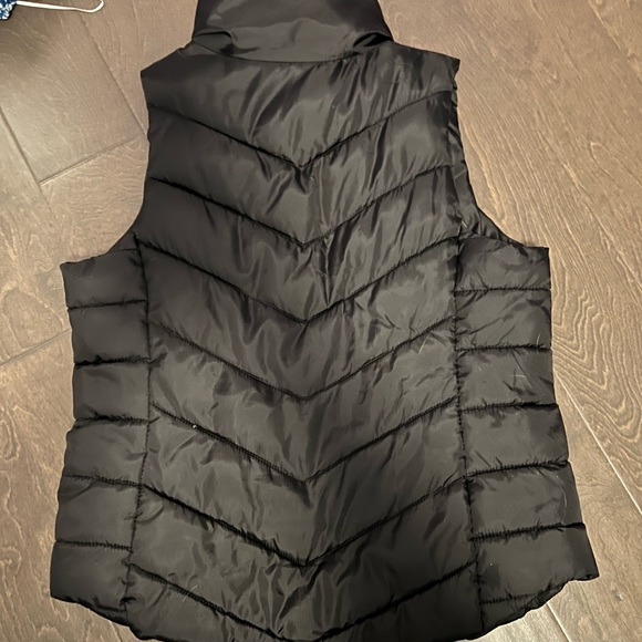 Women’s black puffer vest size: S - Picture 2 of 3
